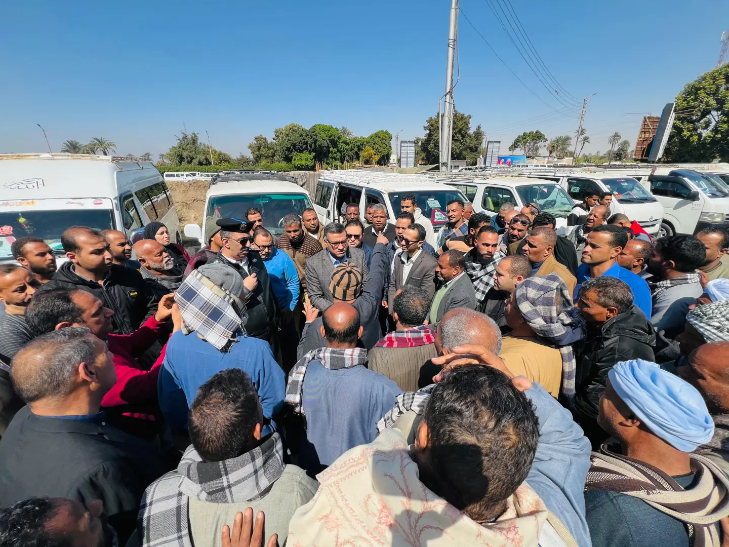 محافظ قنا يتابع سير العمل بمجمع المواقف.. ويشدد على الالتزام بتطبيق التعريفة الجديدة للركوب - 1000457893