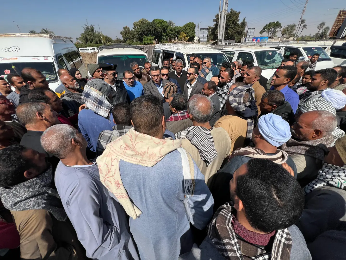 محافظ قنا يتابع سير العمل بمجمع المواقف.. ويشدد على الالتزام بتطبيق التعريفة الجديدة للركوب - 1000457895