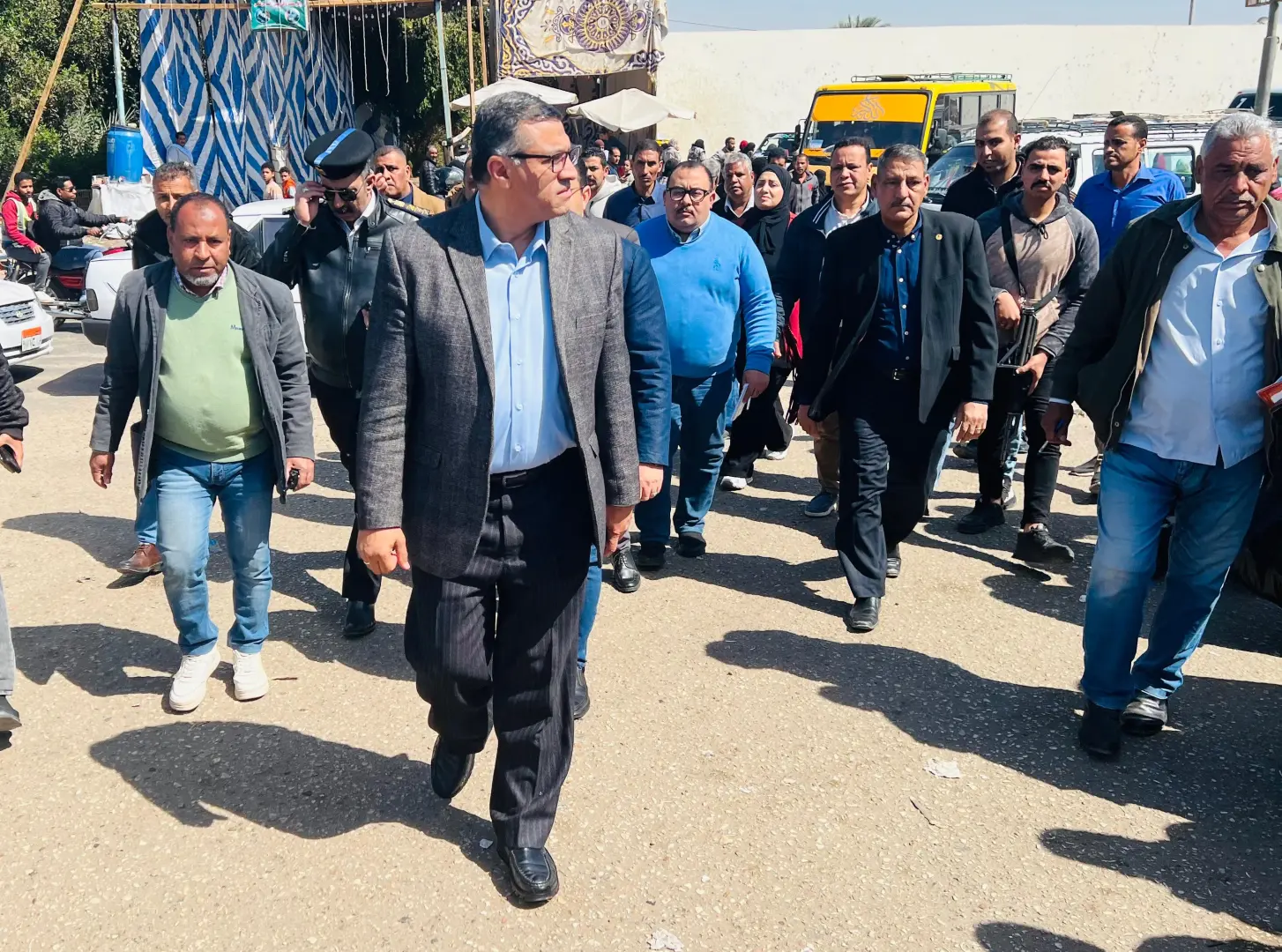 محافظ قنا يتابع سير العمل بمجمع المواقف.. ويشدد على الالتزام بتطبيق التعريفة الجديدة للركوب - 1000457897