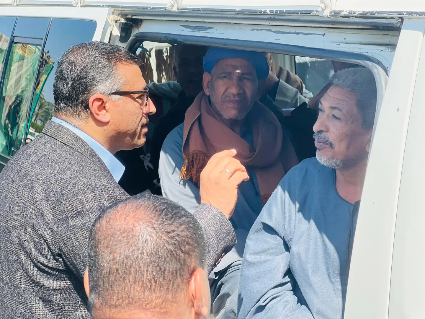محافظ قنا يتابع سير العمل بمجمع المواقف.. ويشدد على الالتزام بتطبيق التعريفة الجديدة للركوب - 1000457905