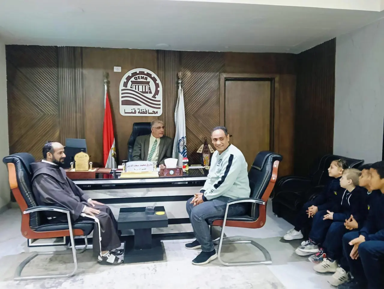 طلاب «الكاثوليك» و«الراهبات» يهنئون وكيل تعليم قنا بشهر رمضان وعيد الفطر - 1000458075