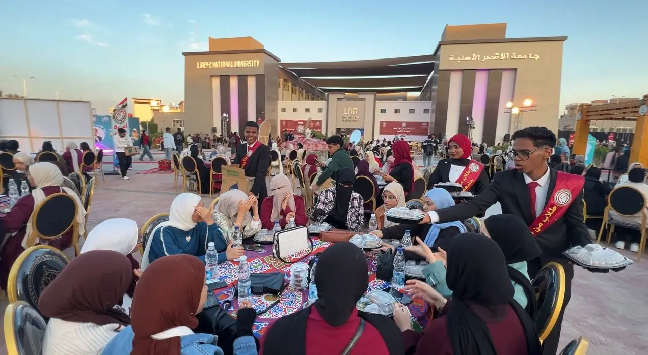 جامعتي الأقصر الحكومية  والأهلية وأسرة طلاب من أجل مصر ينظمون أكبر إفطار رمضاني بالمحافظة - 1000460356