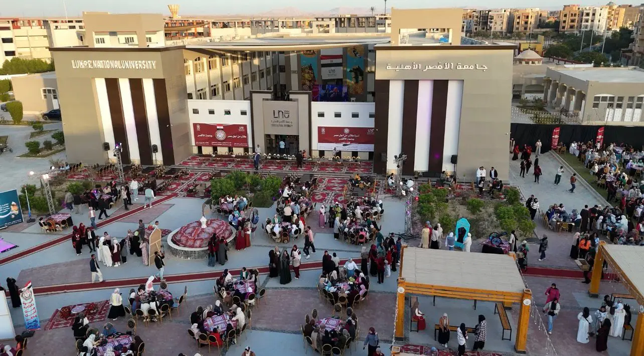جامعتي الأقصر الحكومية  والأهلية وأسرة طلاب من أجل مصر ينظمون أكبر إفطار رمضاني بالمحافظة - 1000460458