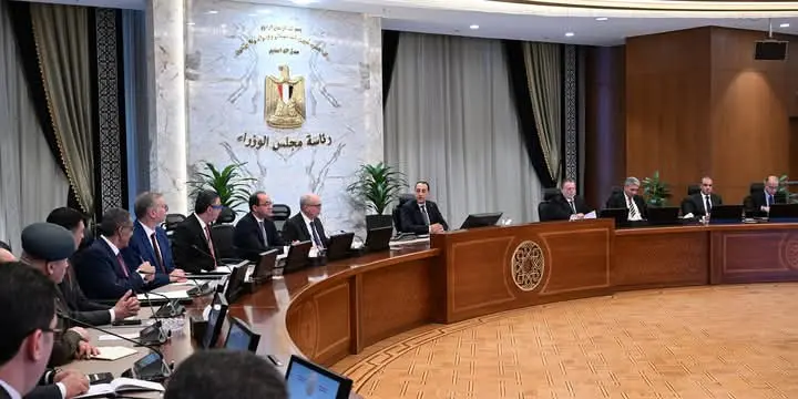 رئيس الوزراء يترأس اجتماع لجنة إدارة الأزمات المركزية - 1000461546