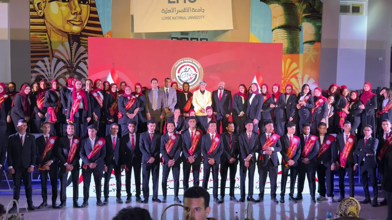 جامعتي الأقصر الحكومية  والأهلية وأسرة طلاب من أجل مصر ينظمون أكبر إفطار رمضاني بالمحافظة - 1000462148