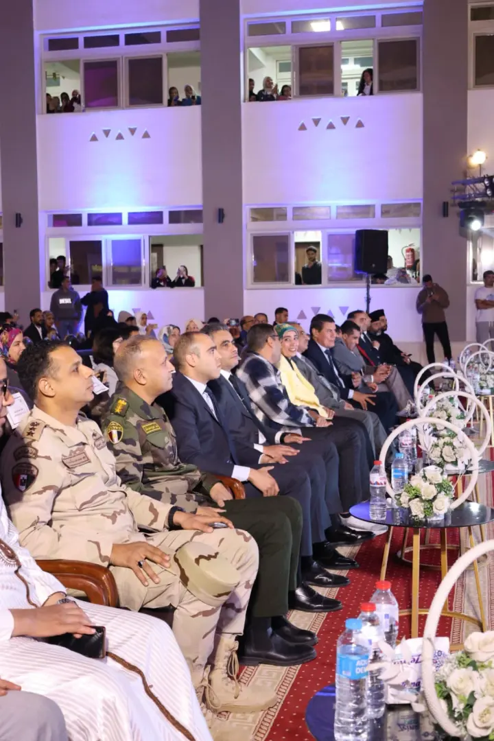جامعتي الأقصر الحكومية  والأهلية وأسرة طلاب من أجل مصر ينظمون أكبر إفطار رمضاني بالمحافظة - 1000462164