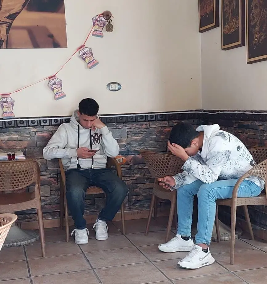 الجيل الجديد ضد التقاليد: صراع القيم بين شباب Z وأسرهم - 1000464875