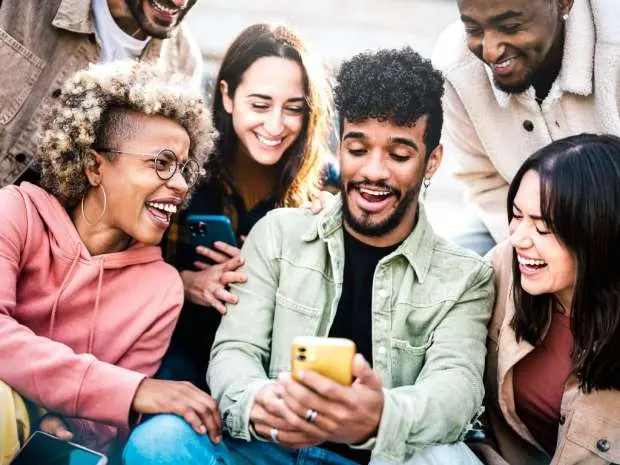 الجيل الجديد ضد التقاليد: صراع القيم بين شباب Z وأسرهم - 1000465121