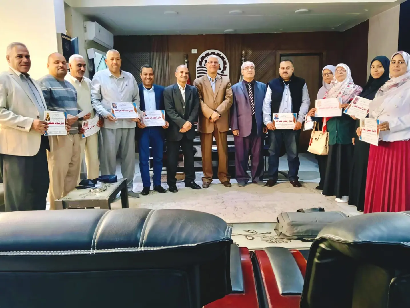 وكيل تعليم قنا يكرّم موجهي اللغة العربية ومدرسة نجع العرب الإعدادية تقديرًا لجهودهم التعليمية