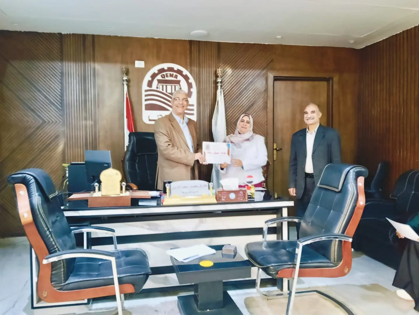 وكيل تعليم قنا يكرّم موجهي اللغة العربية ومدرسة نجع العرب الإعدادية تقديرًا لجهودهم التعليمية - 1000467778
