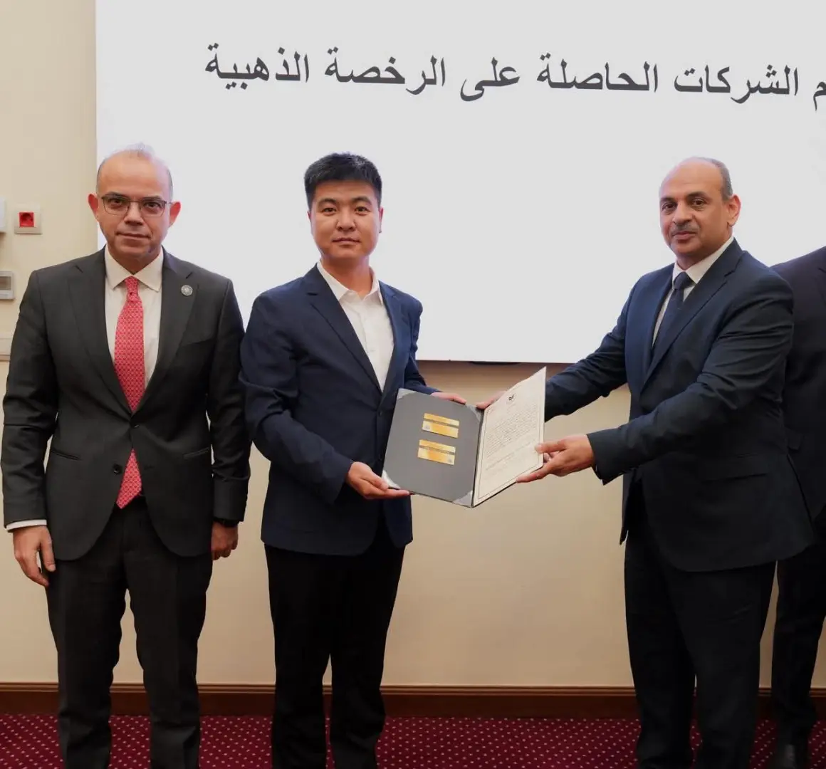 وزير الاستثمار والتجارة الخارجية يُسلم رخص ذهبية لـ 8 مشروعات مصرية وأجنبية وعربية - 1000468318