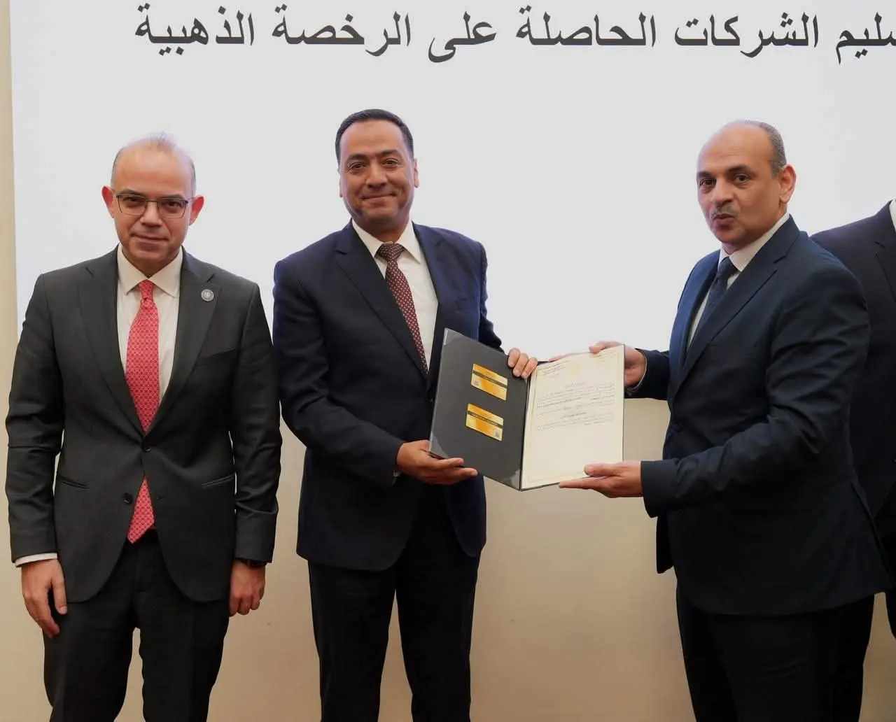 وزير الاستثمار والتجارة الخارجية يُسلم رخص ذهبية لـ 8 مشروعات مصرية وأجنبية وعربية - 1000468319