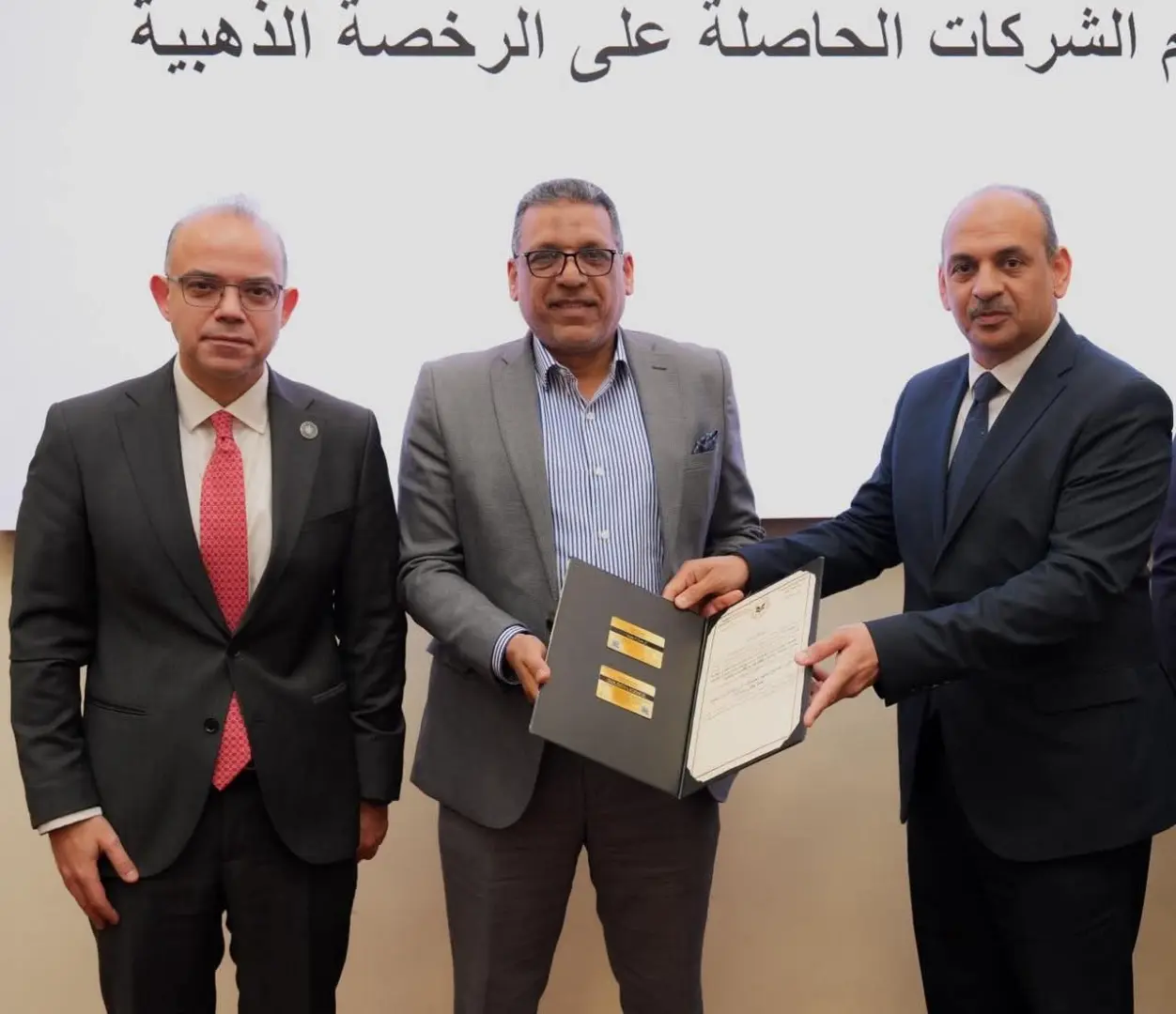 وزير الاستثمار والتجارة الخارجية يُسلم رخص ذهبية لـ 8 مشروعات مصرية وأجنبية وعربية - 1000468324