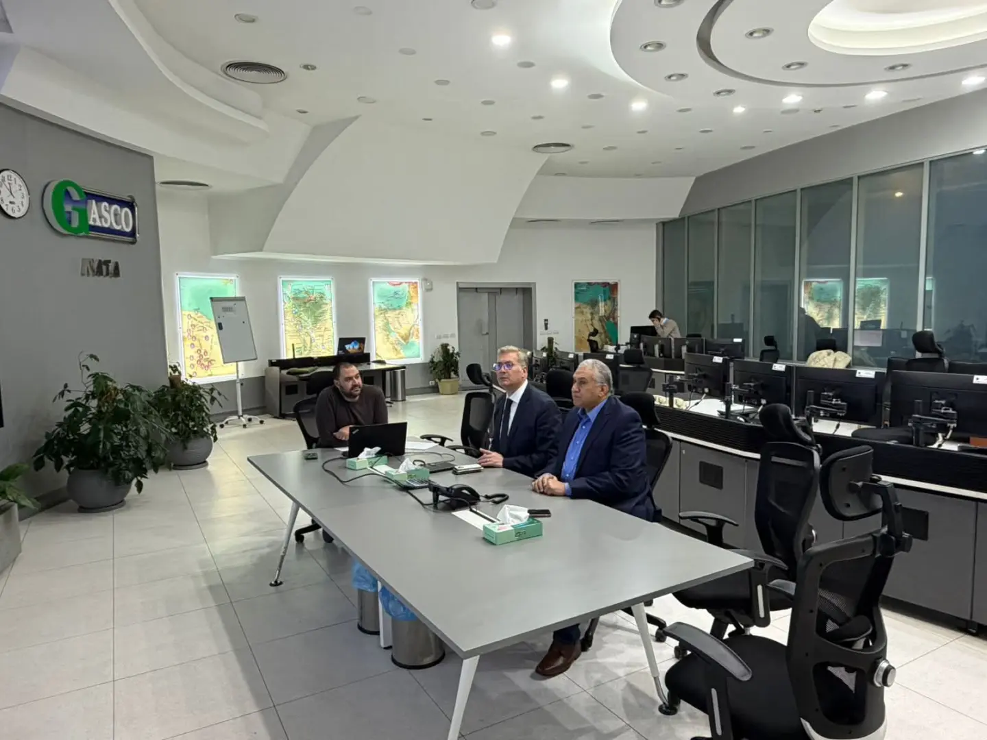 وزير البترول يفاجئ مركز التحكم بالشبكة القومية للغاز للاطمئنان على انتظام إمدادات الغاز للمستهلكين - 1000468331