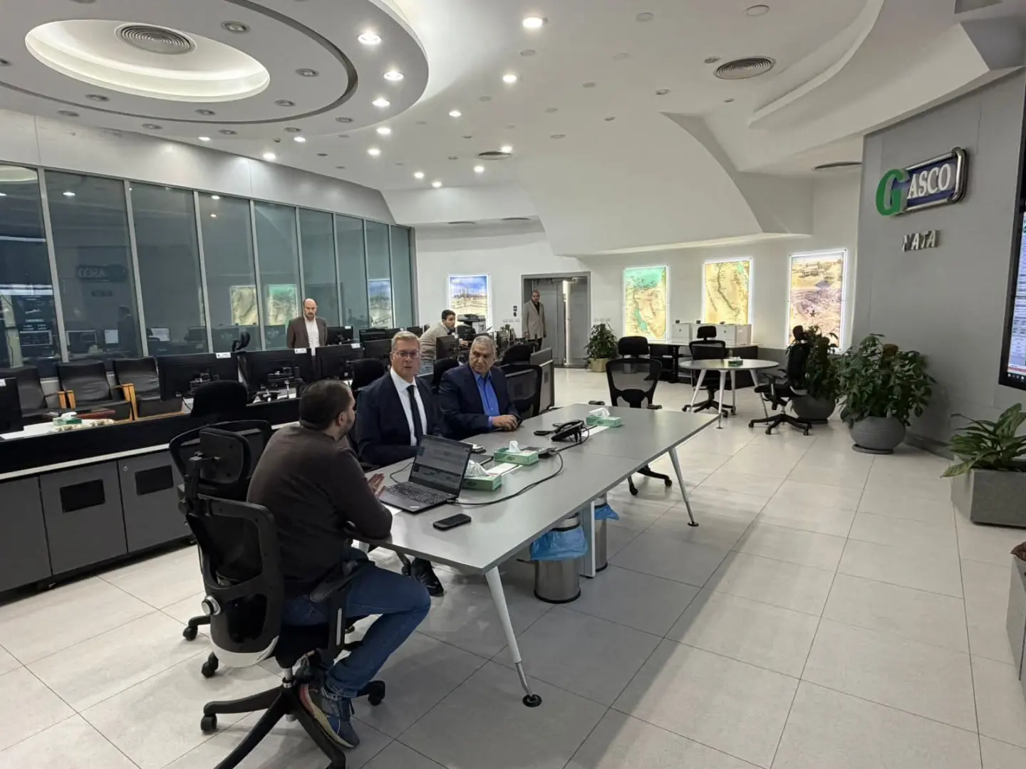 وزير البترول يفاجئ مركز التحكم بالشبكة القومية للغاز للاطمئنان على انتظام إمدادات الغاز للمستهلكين - 1000468336