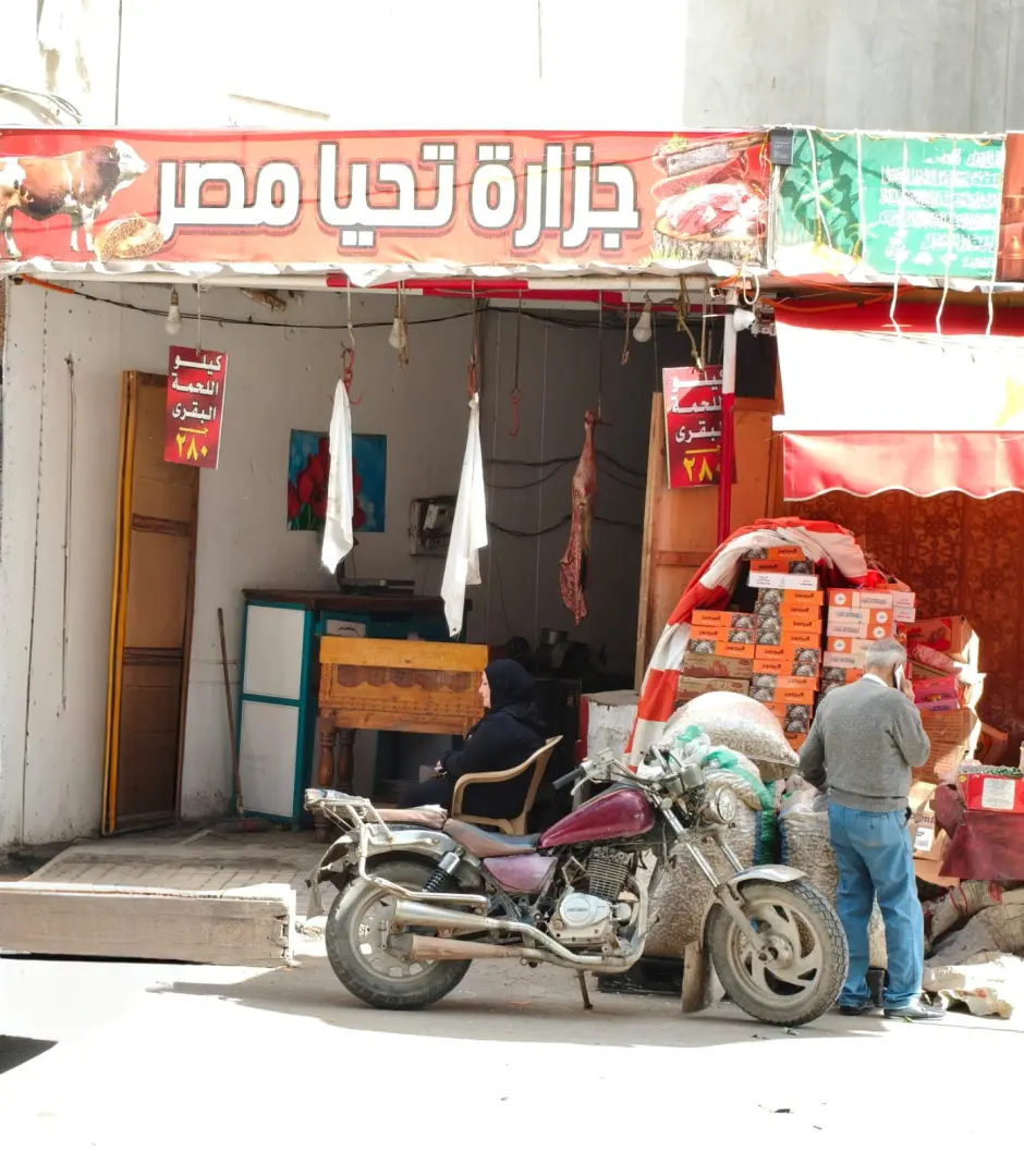 الأزمات الدولية تضغط على جيوب المصريين.. والمواطنون يؤكدون: ارتفاع الأسعار عبء.. والأمان في الوطن فوق كل اعتبار - 1000471894