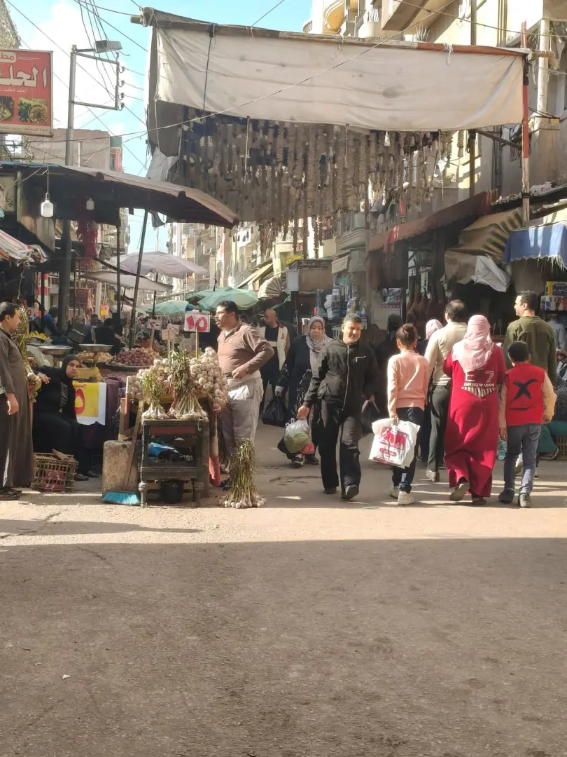 الأزمات الدولية تضغط على جيوب المصريين.. والمواطنون يؤكدون: ارتفاع الأسعار عبء.. والأمان في الوطن فوق كل اعتبار - 1000471898