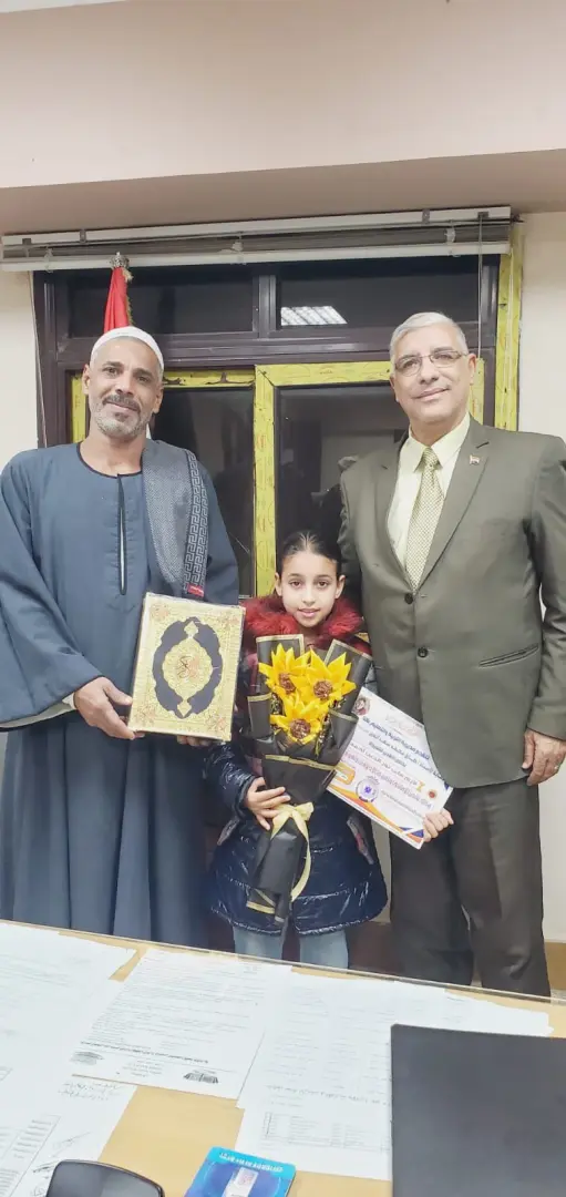 تكريم تلميذة بقنا عثرت على 17 ألف جنيه وأعادتها لصاحبها