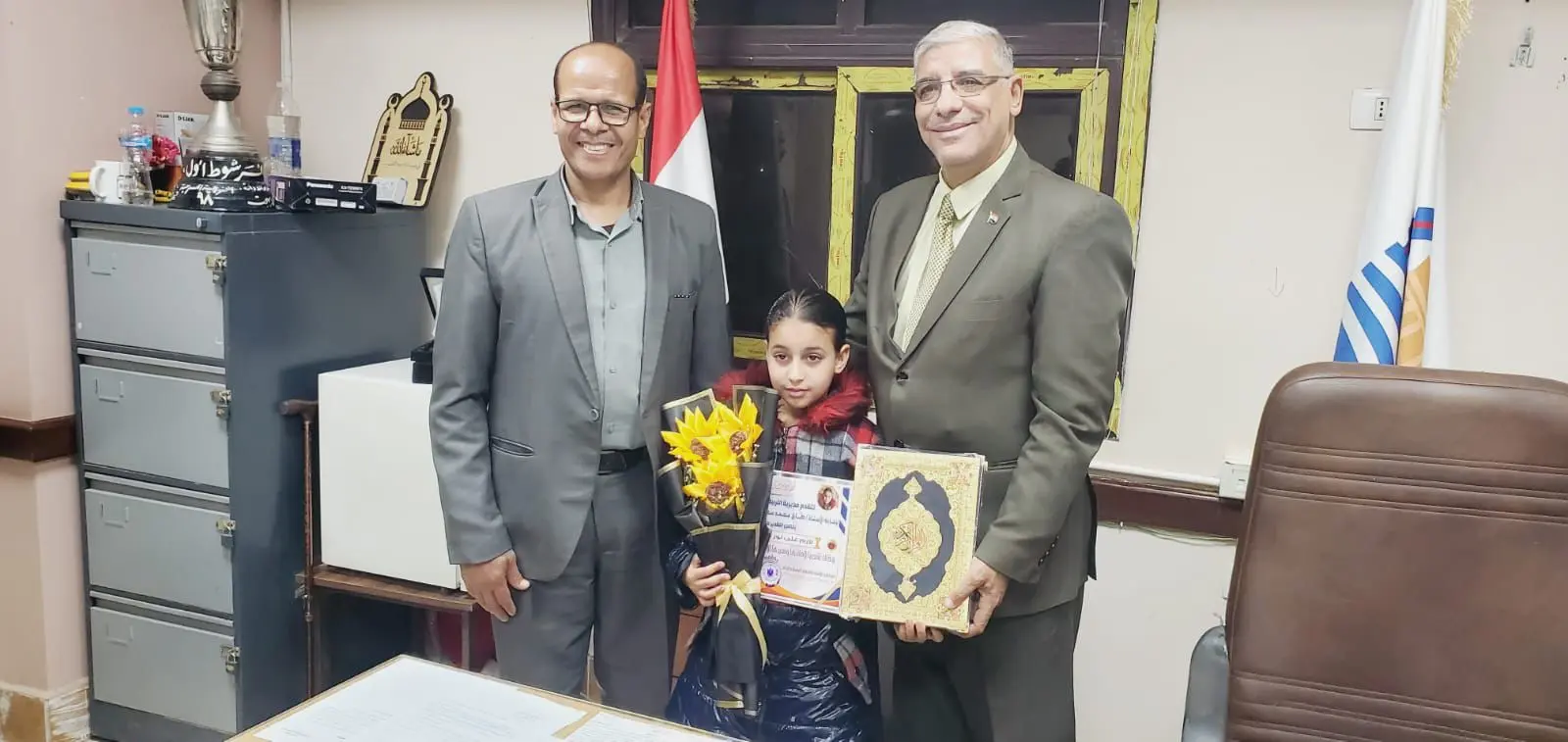 تكريم تلميذة بقنا عثرت على 17 ألف جنيه وأعادتها لصاحبها - 1000472467