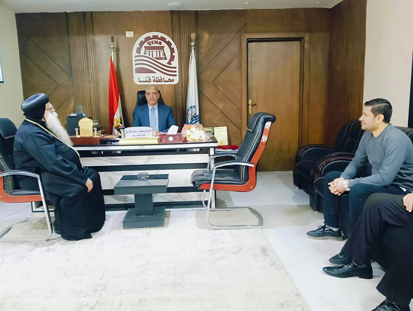 مطران دشنا يهنئ وكيل تعليم قنا بحلول عيد الفطر المبارك - 1000473210