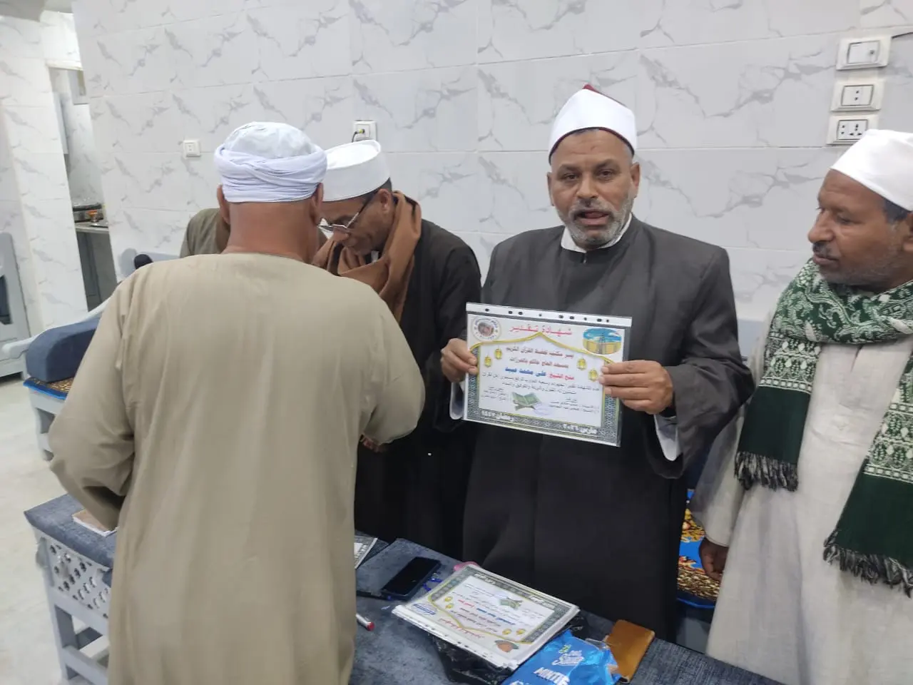 تكريم 135 من حفظة القرآن الكريم في احتفالية كبرى بقرية الحرزات بنقادة - 1000479169
