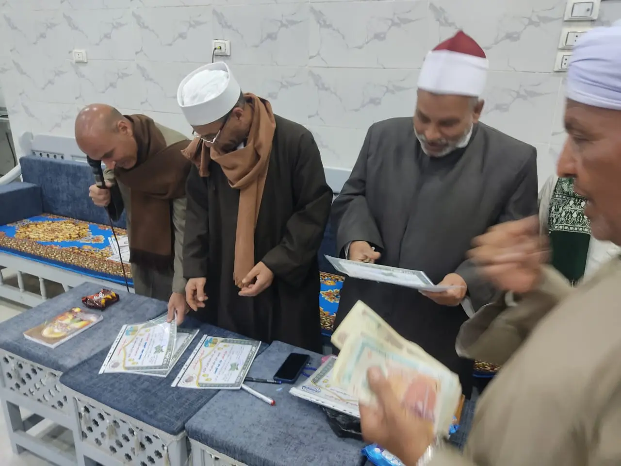 تكريم 135 من حفظة القرآن الكريم في احتفالية كبرى بقرية الحرزات بنقادة - 1000479172