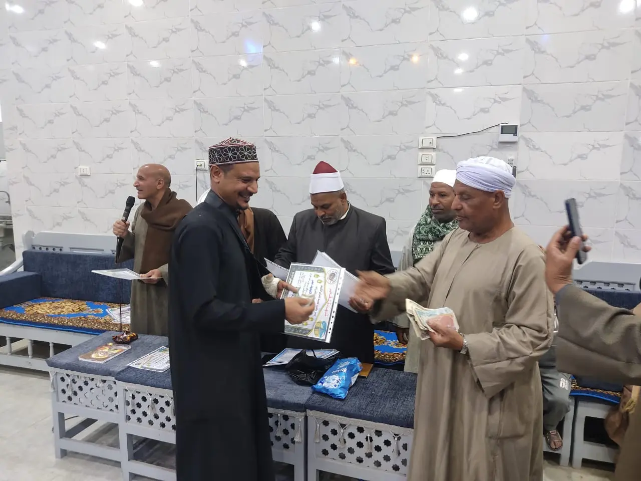 تكريم 135 من حفظة القرآن الكريم في احتفالية كبرى بقرية الحرزات بنقادة - 1000479175