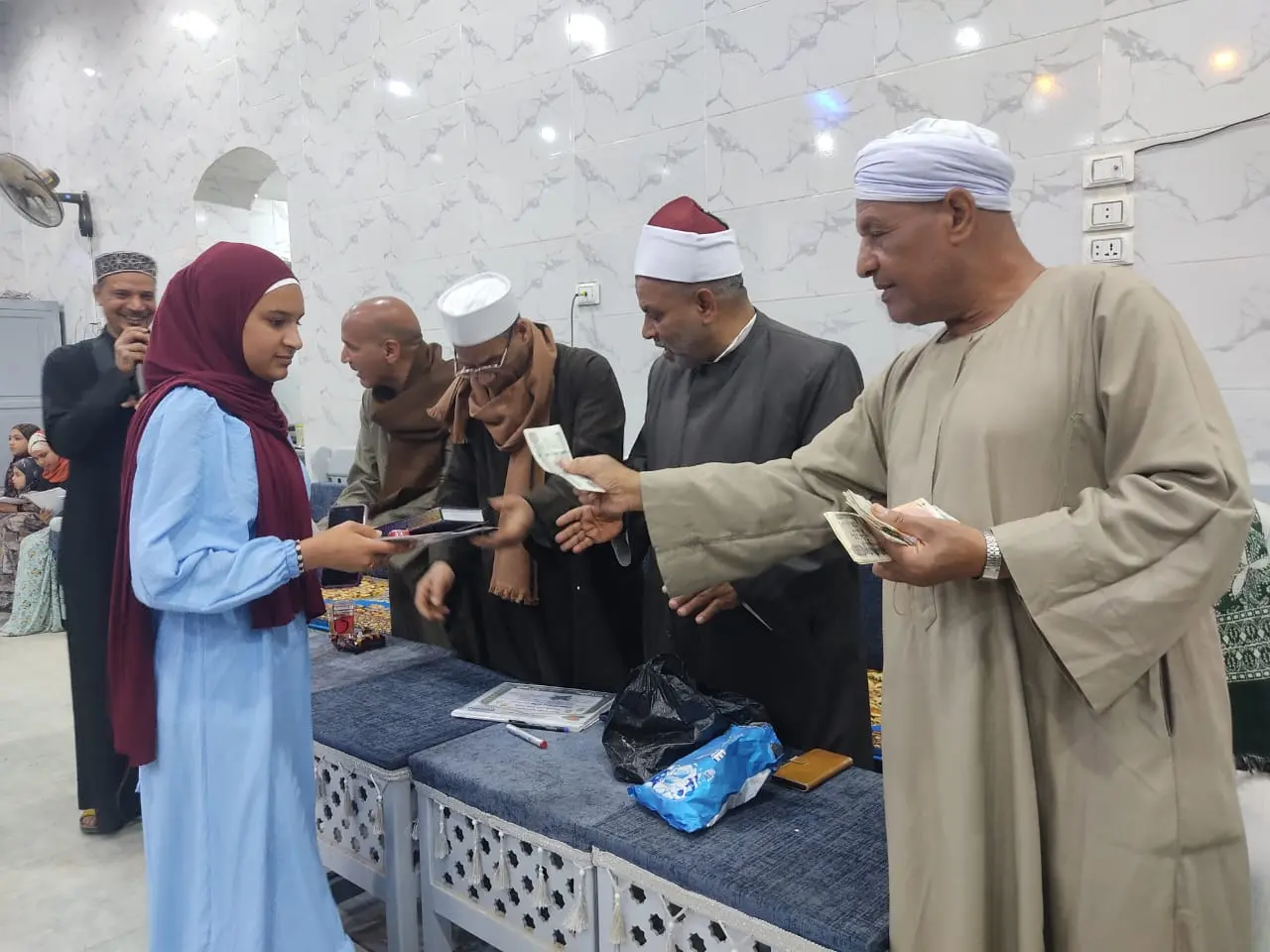 تكريم 135 من حفظة القرآن الكريم في احتفالية كبرى بقرية الحرزات بنقادة - 1000479178