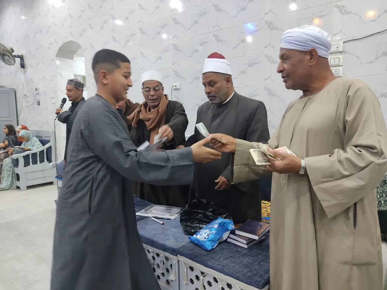تكريم 135 من حفظة القرآن الكريم في احتفالية كبرى بقرية الحرزات بنقادة - 1000479181
