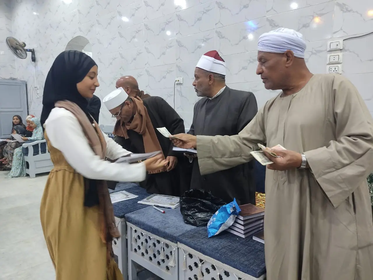 تكريم 135 من حفظة القرآن الكريم في احتفالية كبرى بقرية الحرزات بنقادة - 1000479184