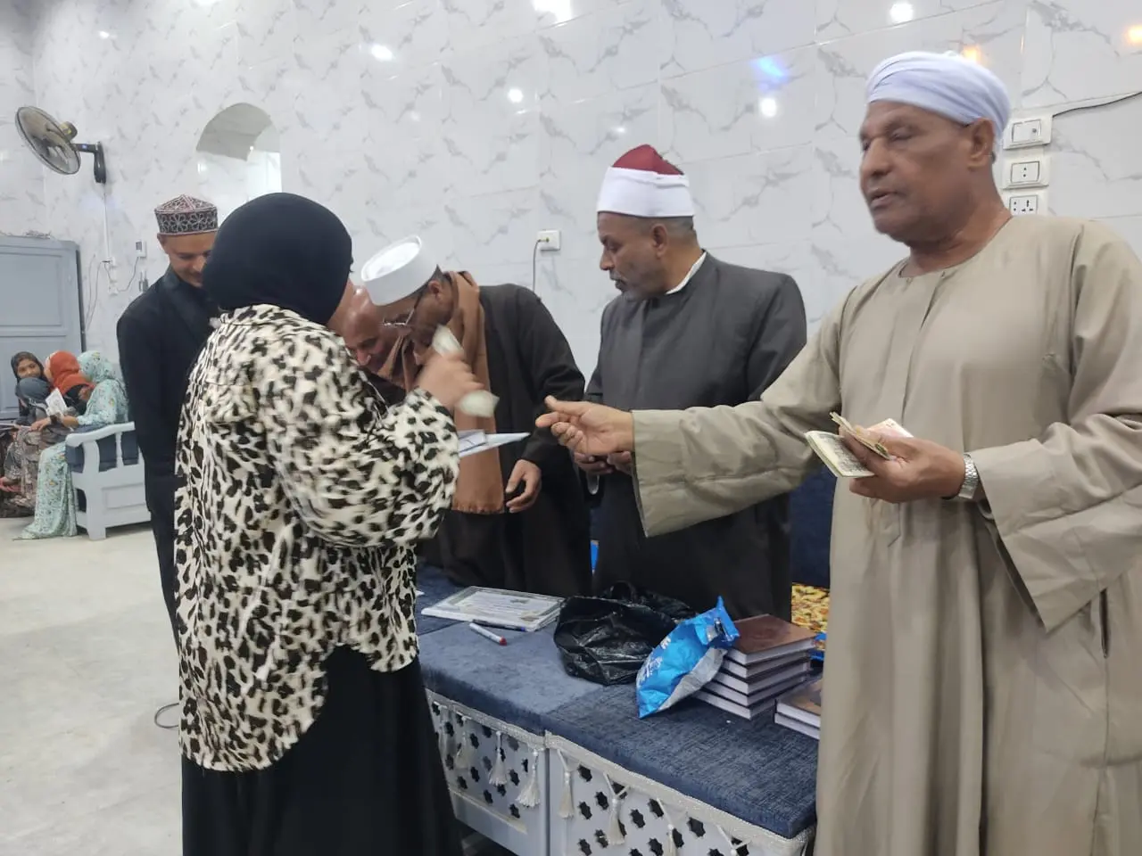 تكريم 135 من حفظة القرآن الكريم في احتفالية كبرى بقرية الحرزات بنقادة - 1000479187
