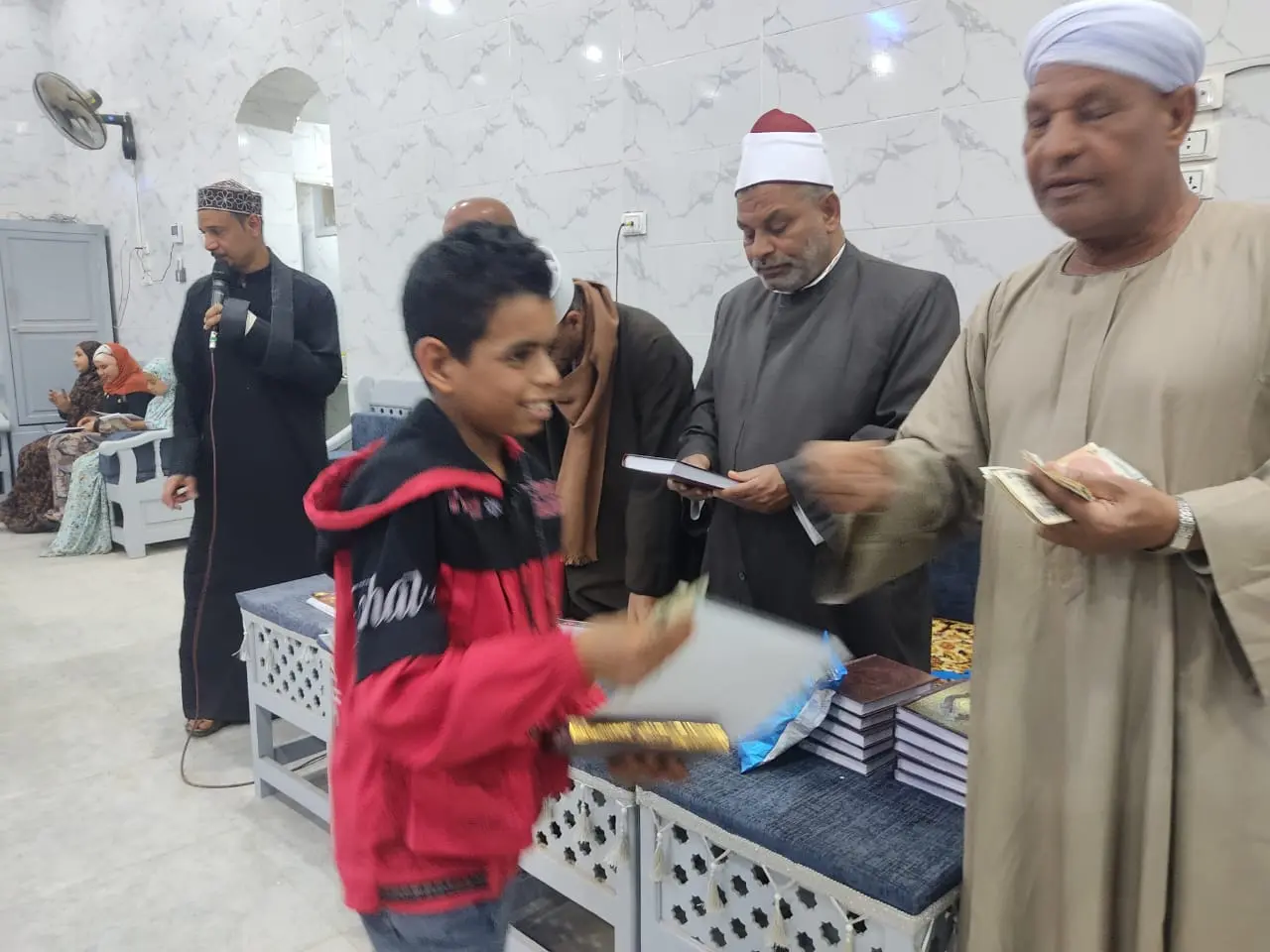 تكريم 135 من حفظة القرآن الكريم في احتفالية كبرى بقرية الحرزات بنقادة - 1000479190