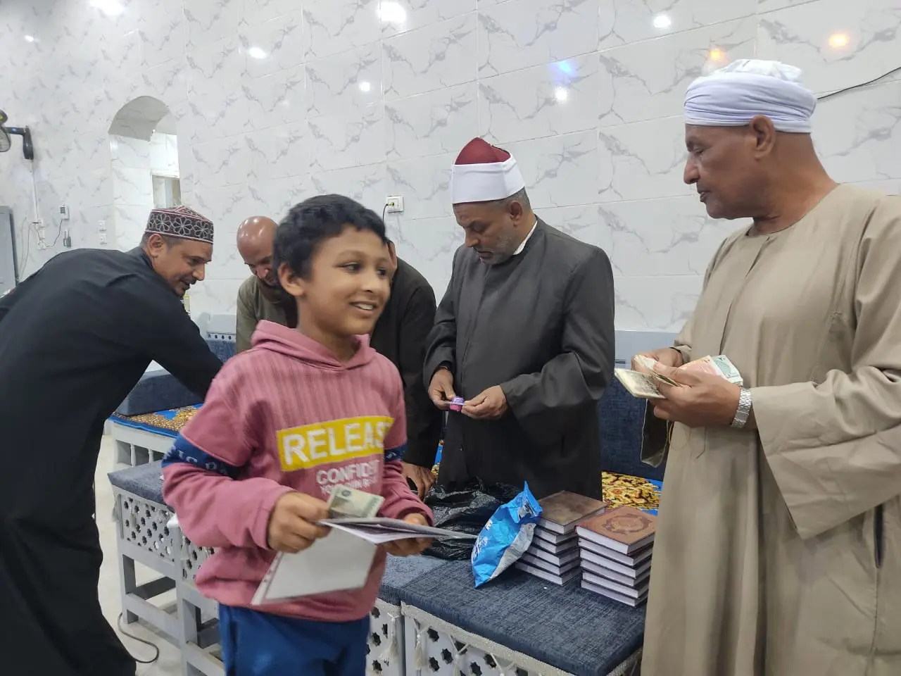 تكريم 135 من حفظة القرآن الكريم في احتفالية كبرى بقرية الحرزات بنقادة - 1000479193