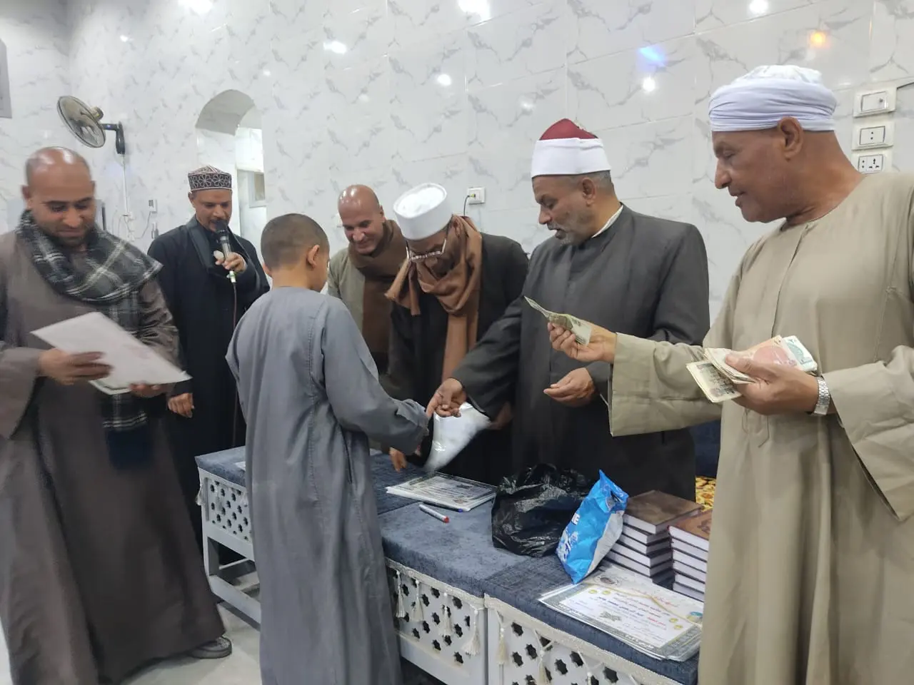 تكريم 135 من حفظة القرآن الكريم في احتفالية كبرى بقرية الحرزات بنقادة - 1000479196