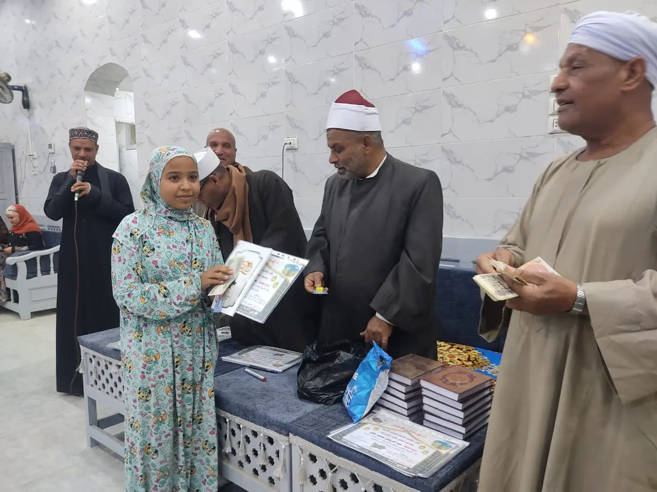 تكريم 135 من حفظة القرآن الكريم في احتفالية كبرى بقرية الحرزات بنقادة - 1000479199