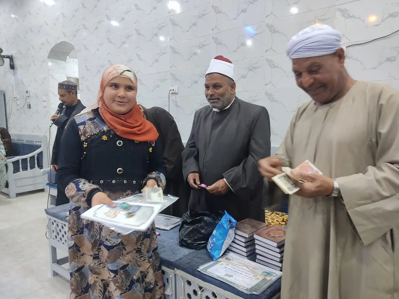 تكريم 135 من حفظة القرآن الكريم في احتفالية كبرى بقرية الحرزات بنقادة - 1000479202
