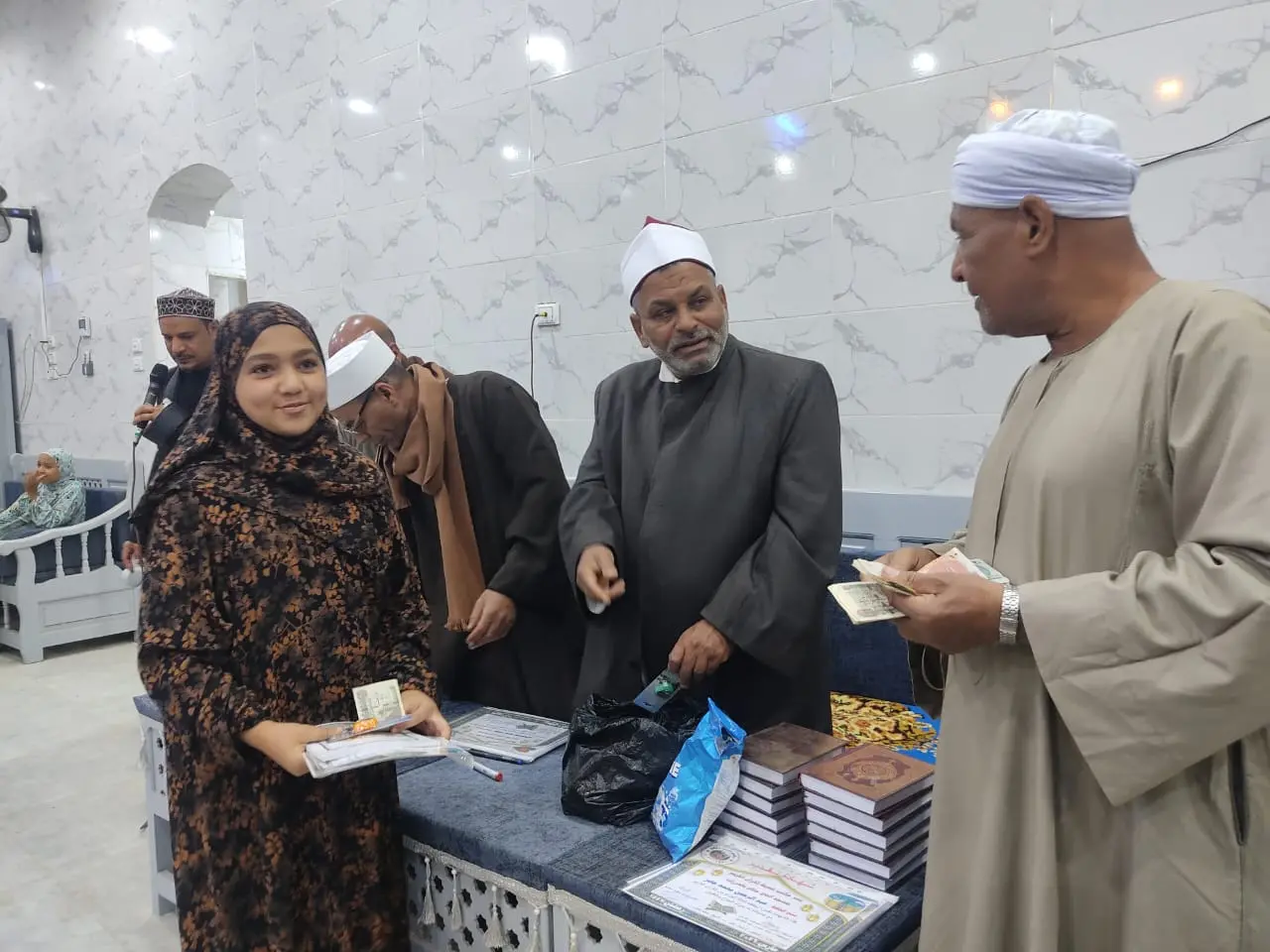 تكريم 135 من حفظة القرآن الكريم في احتفالية كبرى بقرية الحرزات بنقادة - 1000479205