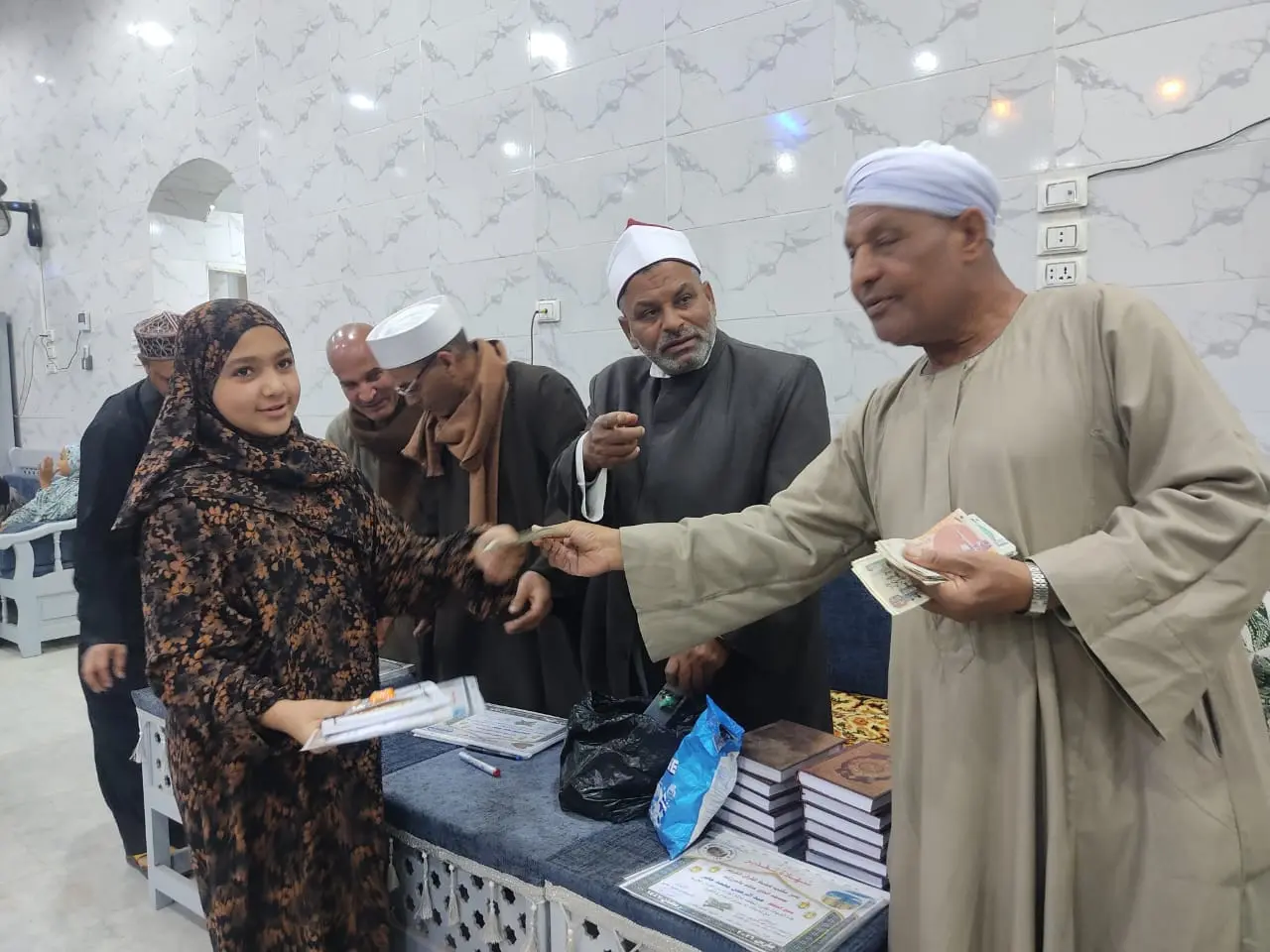 تكريم 135 من حفظة القرآن الكريم في احتفالية كبرى بقرية الحرزات بنقادة - 1000479208