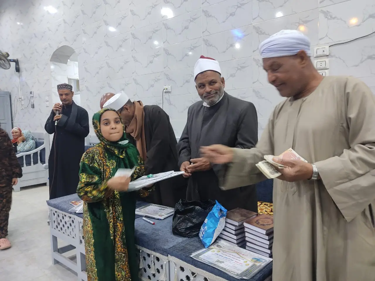 تكريم 135 من حفظة القرآن الكريم في احتفالية كبرى بقرية الحرزات بنقادة - 1000479211