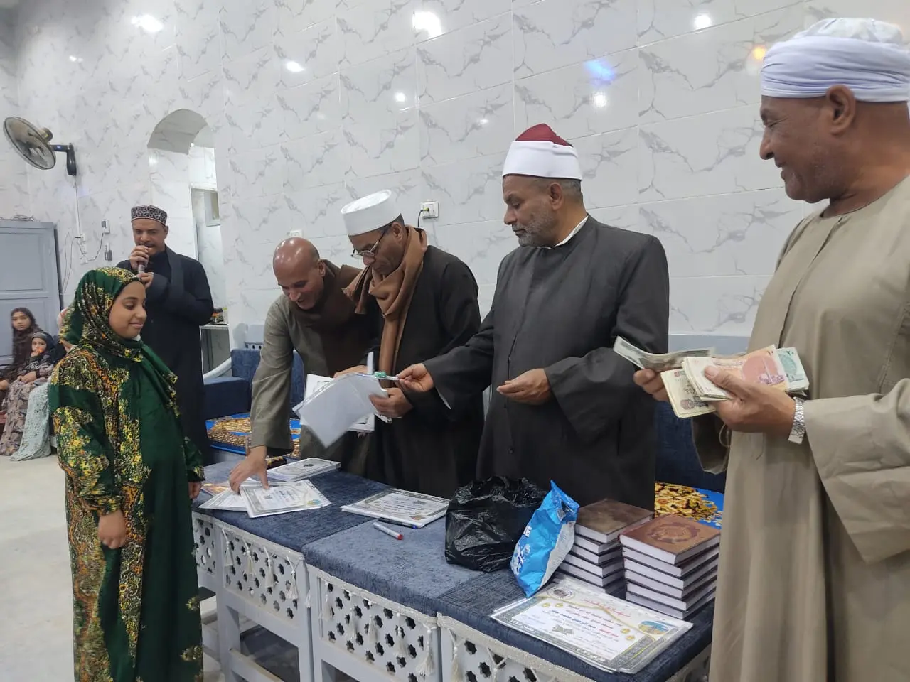 تكريم 135 من حفظة القرآن الكريم في احتفالية كبرى بقرية الحرزات بنقادة - 1000479214
