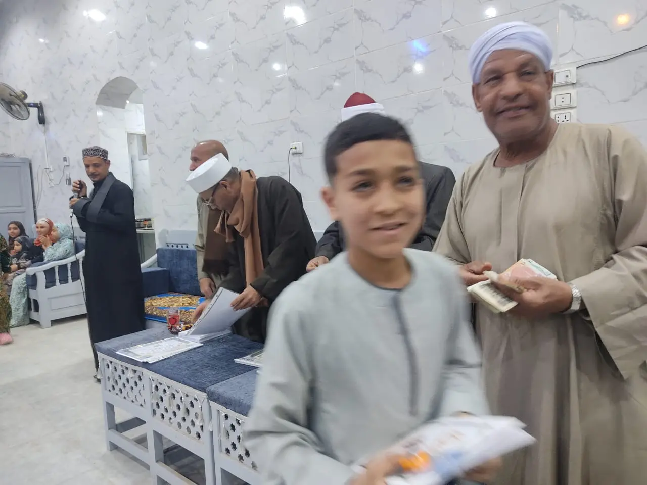 تكريم 135 من حفظة القرآن الكريم في احتفالية كبرى بقرية الحرزات بنقادة - 1000479217