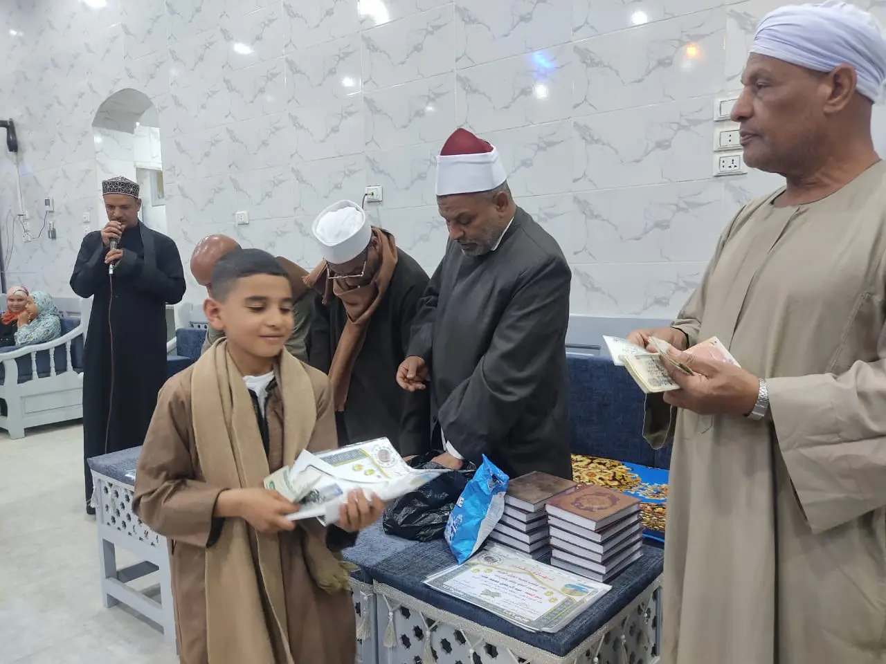 تكريم 135 من حفظة القرآن الكريم في احتفالية كبرى بقرية الحرزات بنقادة - 1000479220