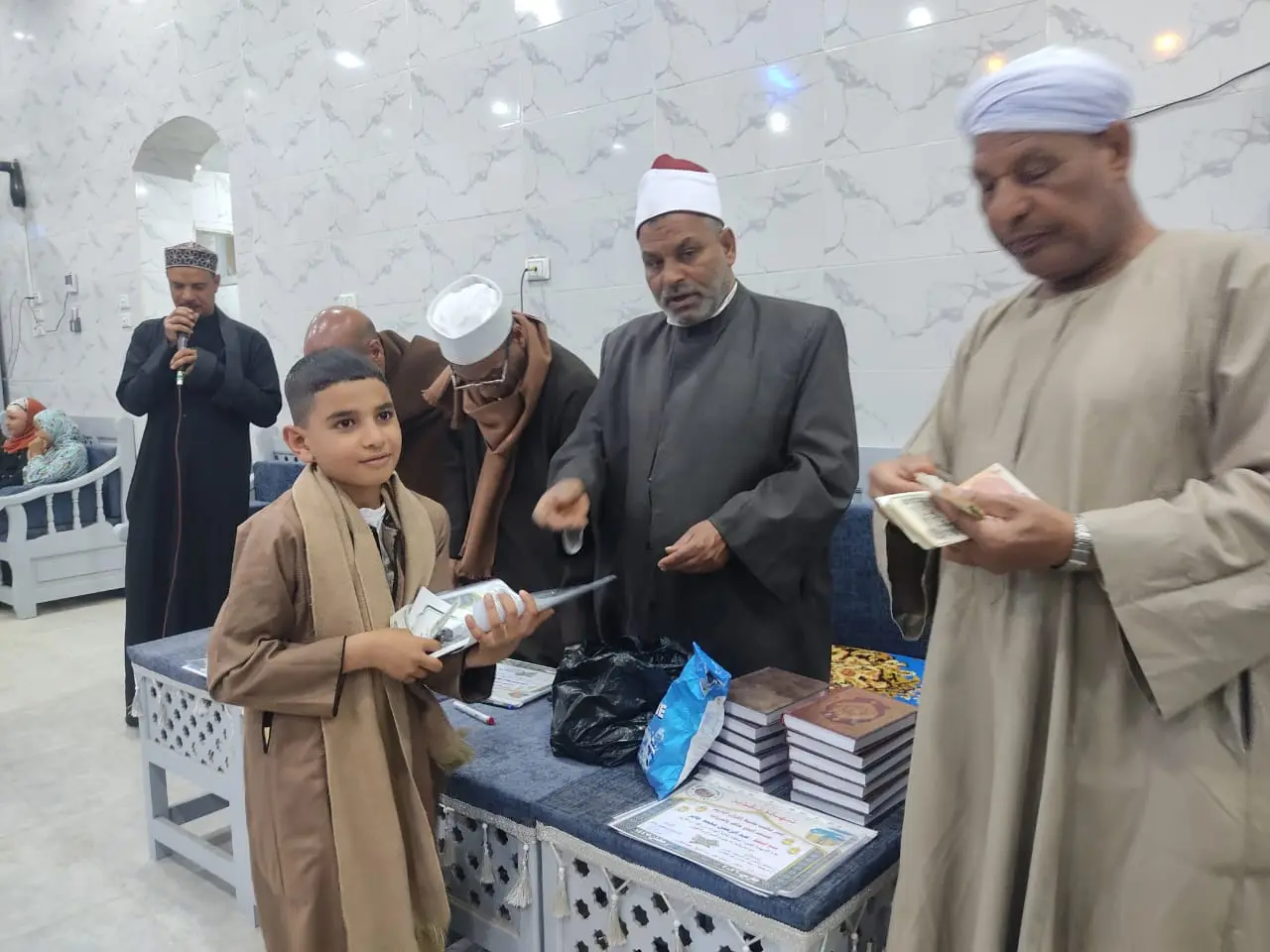 تكريم 135 من حفظة القرآن الكريم في احتفالية كبرى بقرية الحرزات بنقادة - 1000479223