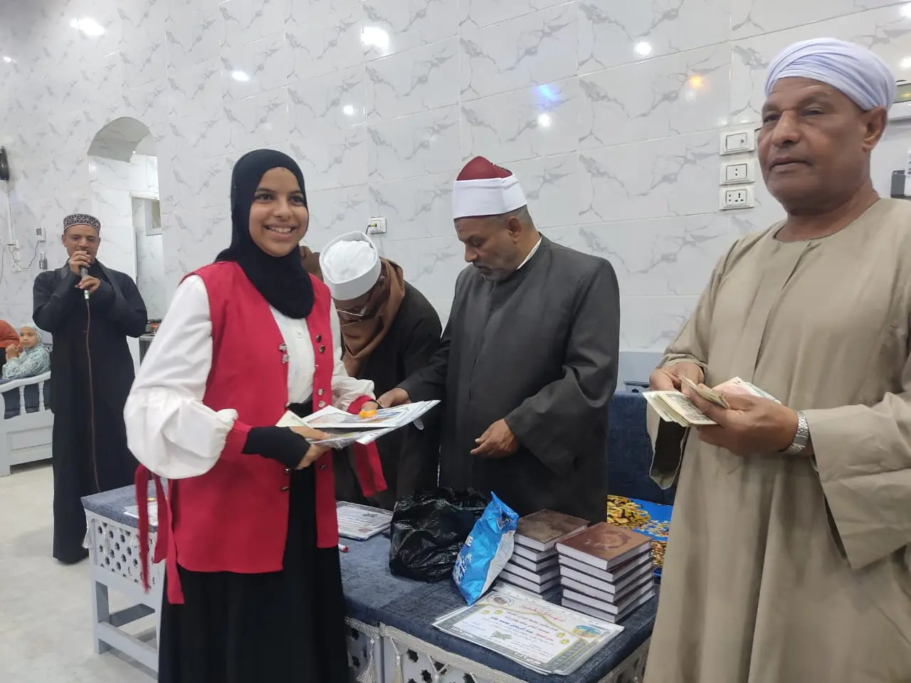 تكريم 135 من حفظة القرآن الكريم في احتفالية كبرى بقرية الحرزات بنقادة - 1000479226