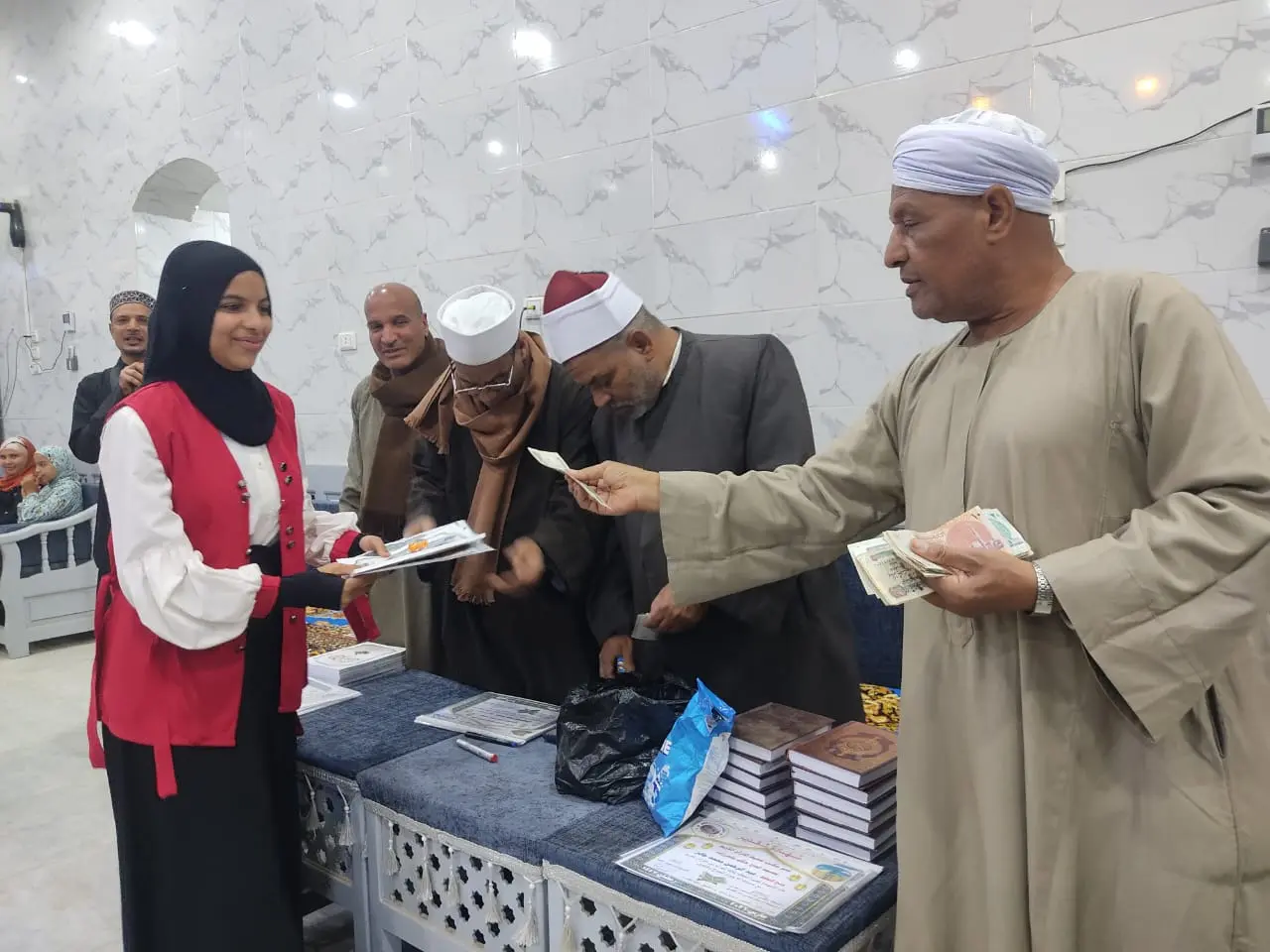 تكريم 135 من حفظة القرآن الكريم في احتفالية كبرى بقرية الحرزات بنقادة - 1000479229