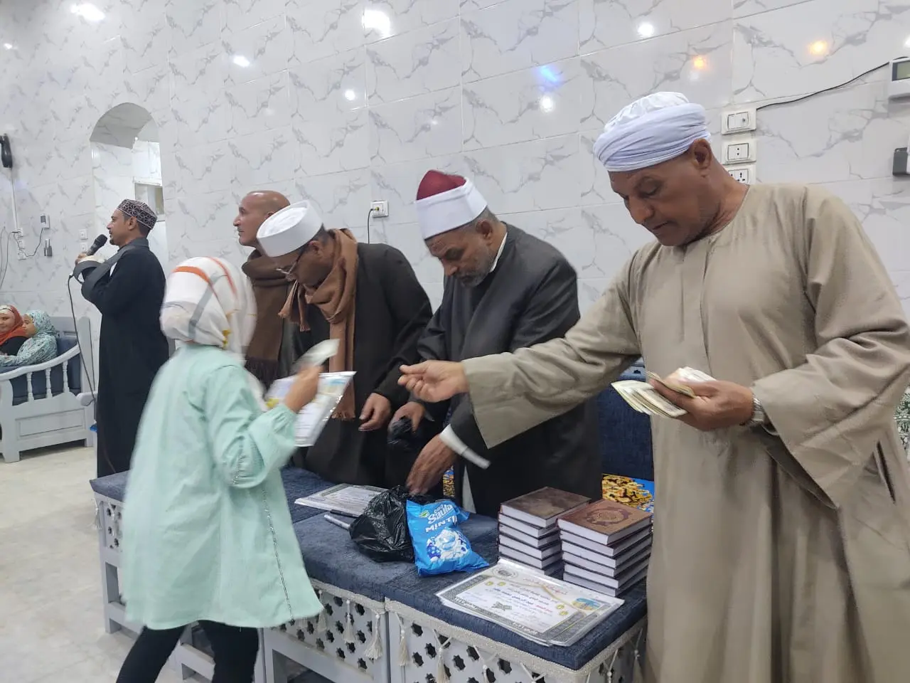تكريم 135 من حفظة القرآن الكريم في احتفالية كبرى بقرية الحرزات بنقادة - 1000479232