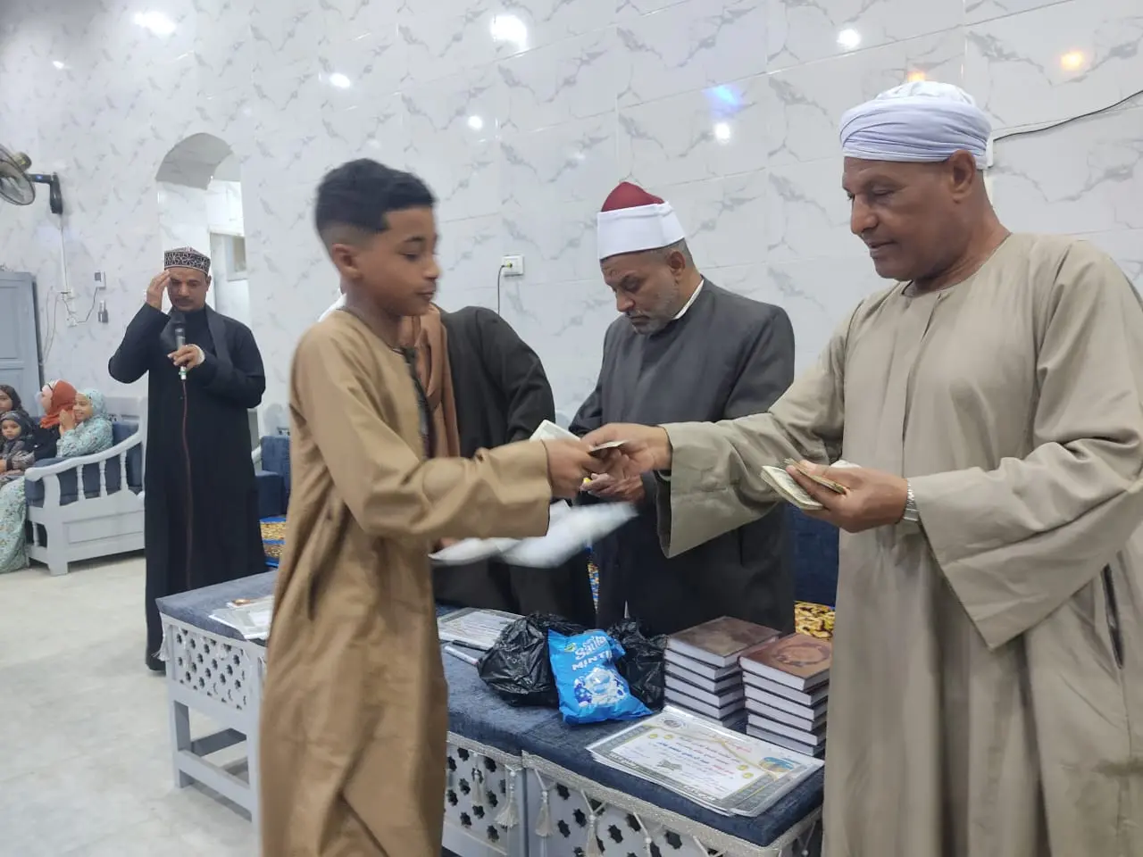 تكريم 135 من حفظة القرآن الكريم في احتفالية كبرى بقرية الحرزات بنقادة - 1000479235