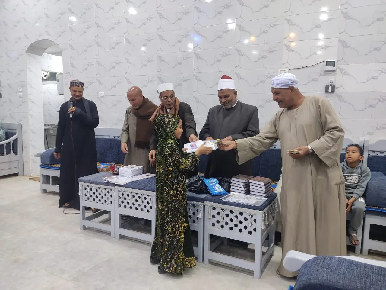 تكريم 135 من حفظة القرآن الكريم في احتفالية كبرى بقرية الحرزات بنقادة - 1000479244