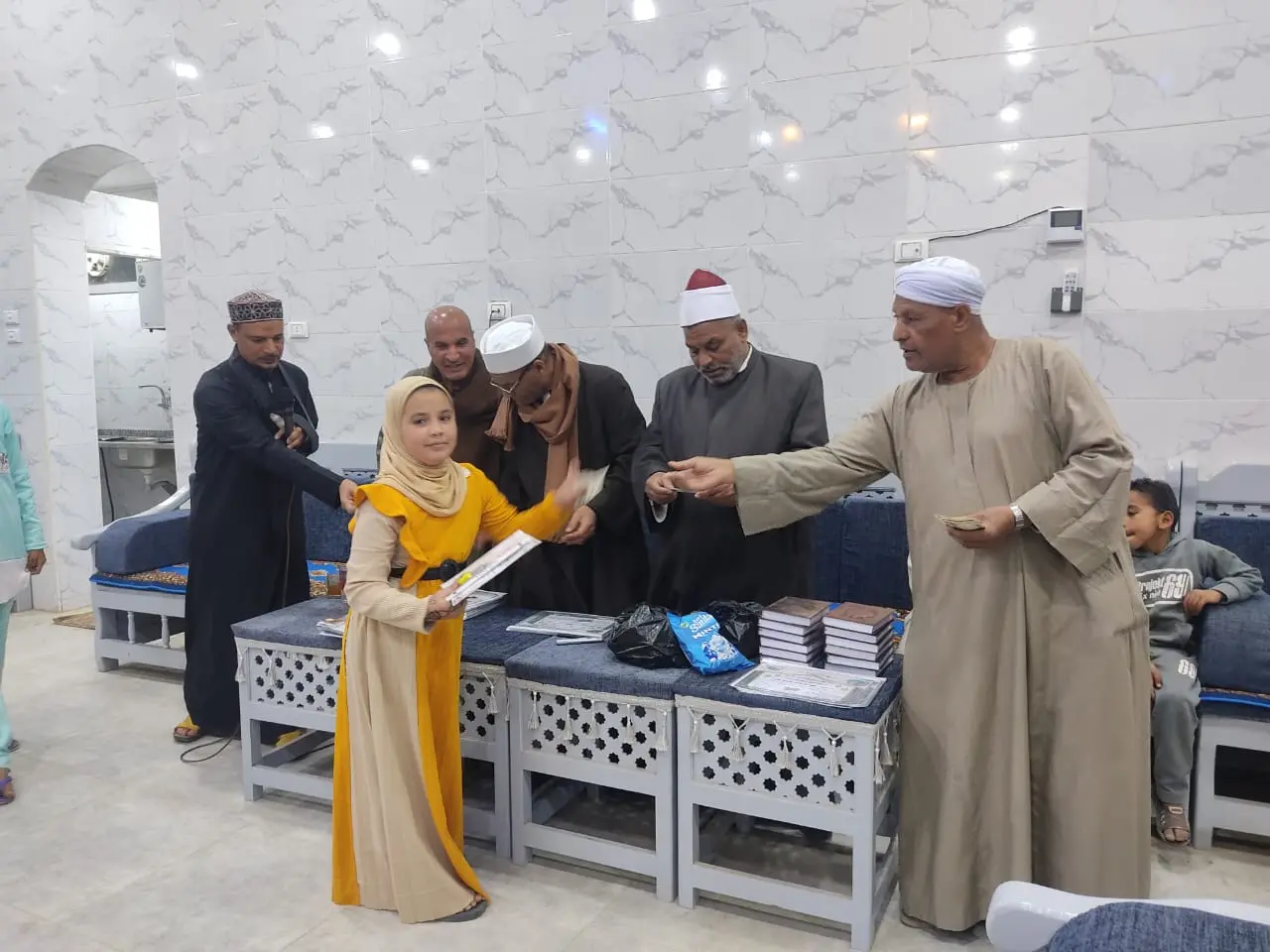 تكريم 135 من حفظة القرآن الكريم في احتفالية كبرى بقرية الحرزات بنقادة - 1000479247