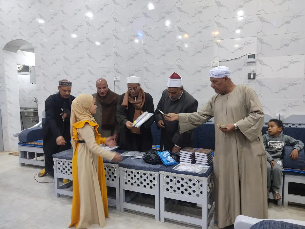 تكريم 135 من حفظة القرآن الكريم في احتفالية كبرى بقرية الحرزات بنقادة - 1000479250